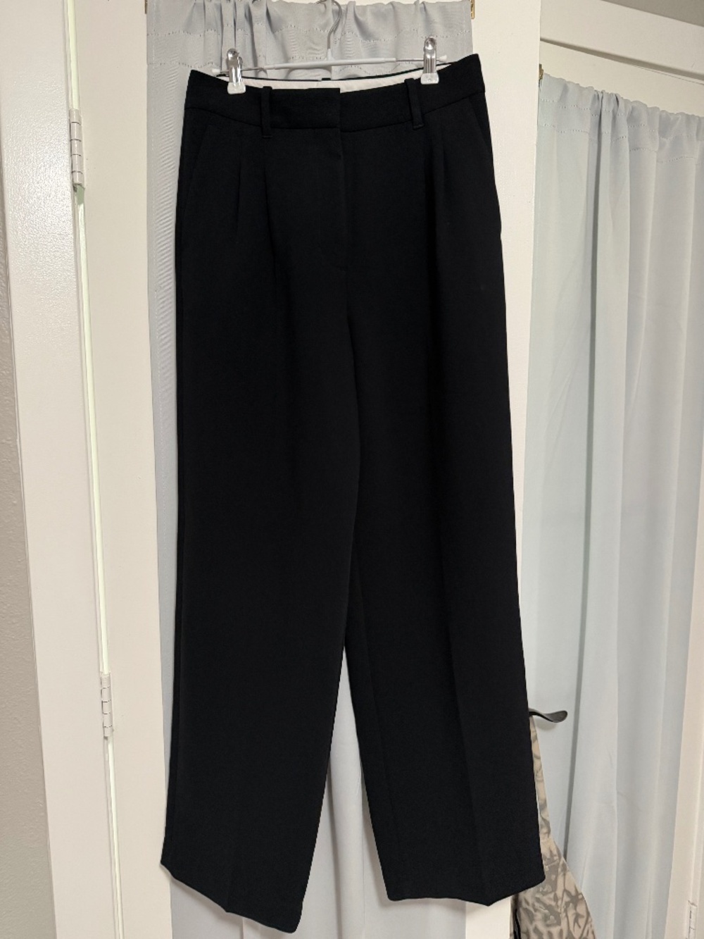 Aritzia- the effortless pant